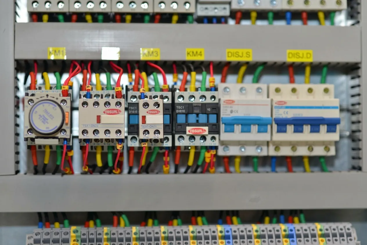 Contacteurs TOSUNLUX TSC1 avec blocs de contacts auxiliaires TSA1-DN et temporisateur pneumatique TSA2