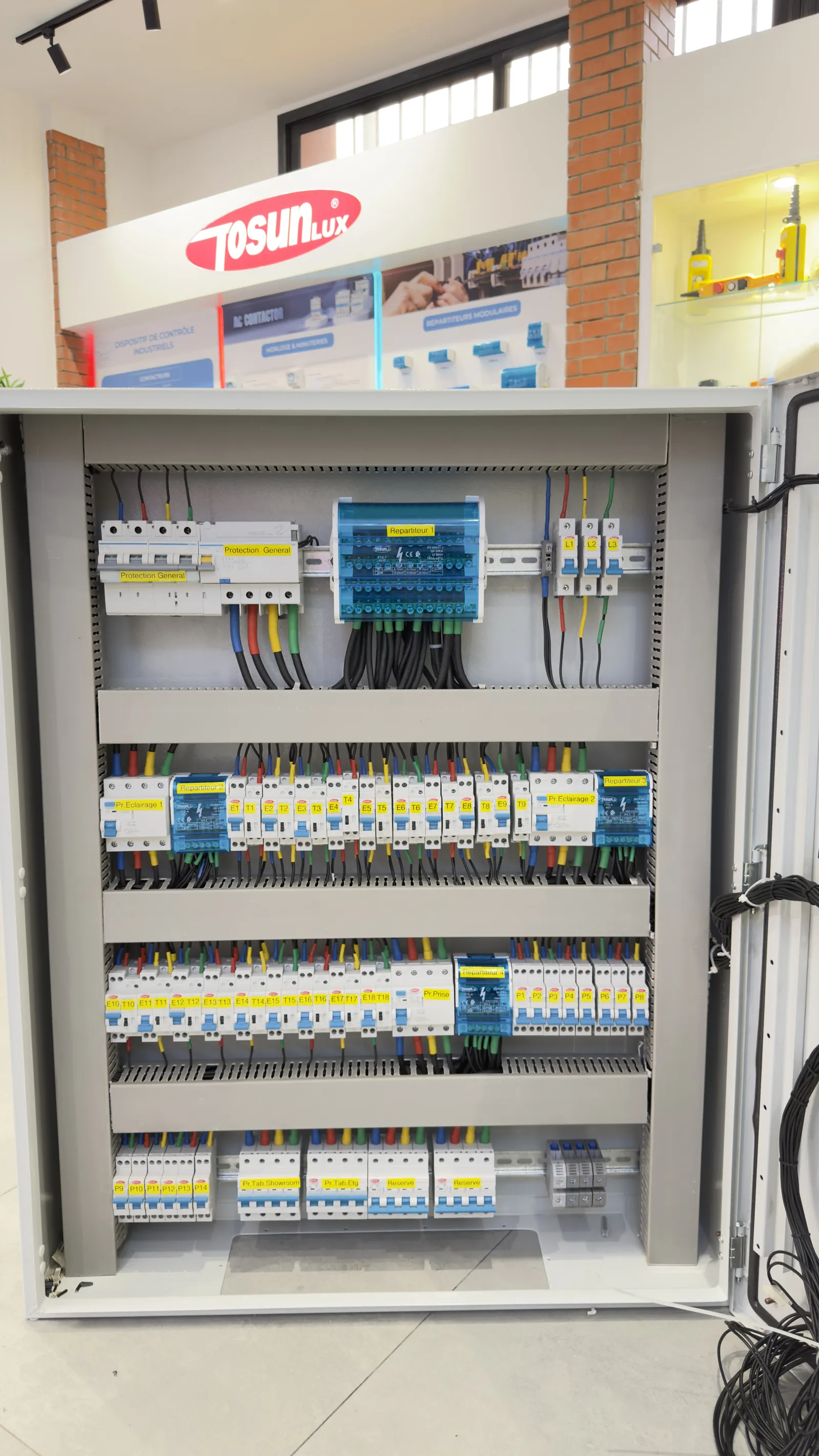 Tableau de démonstration de distribution électrique avec répartiteurs modulaires TOSUNLUX TTD, disjoncteurs modulaires et interrupteurs différentiels
