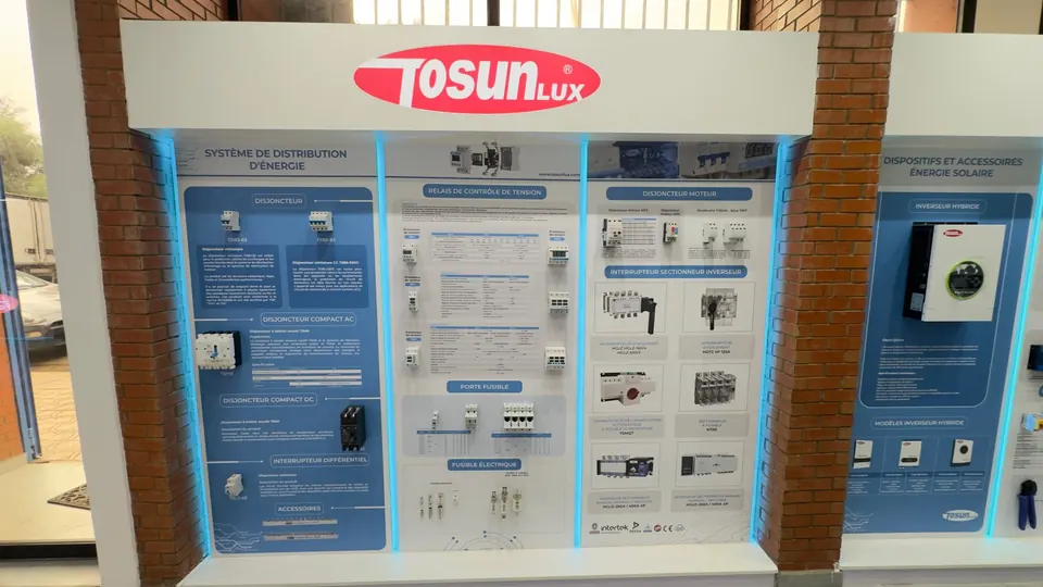 Mur Système de distribution d'énergie : disjoncteurs TSB3-63, TSM8, relais de contrôle de tension TDP, porte-fusibles, disjoncteurs moteur et interrupteurs-sectionneurs inverseurs.