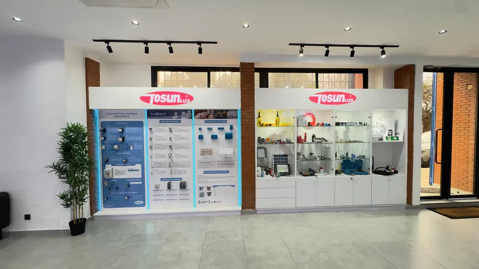 Murs Dispositif de contrôle industriel, AC Contactor et Répartiteurs modulaires, à côté des vitrines.